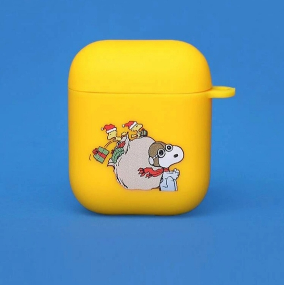 NWT ROMWE Snoopy Airpods Case.